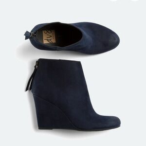 DV8 Glinda Wedge Bootie (navy blue)